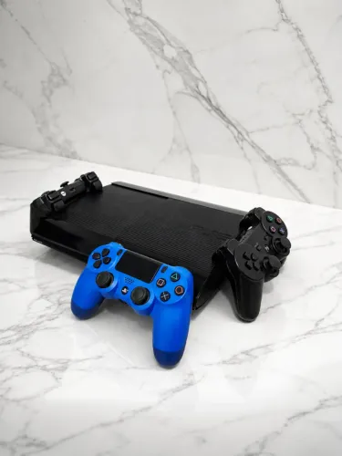 PS3 Super Slim 250GB Desbloqueado HEN + 3 Controles (2 PS3 + 1 PS4) Completo