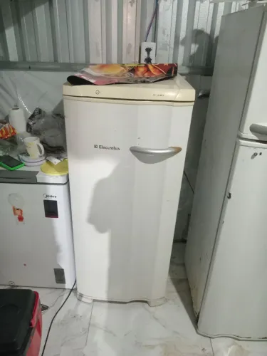 Vendo esse freezer Electrolux com 4 gavetas semi novo e bem conservado. Valor 1,200