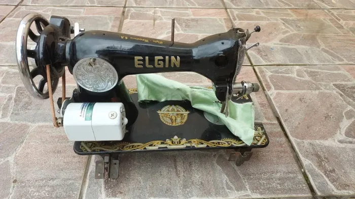 Maquina de custura Elgin