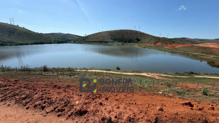 **LOTE COM 301,23 m² | CONDOMÍNIO LAGOA BONITA**