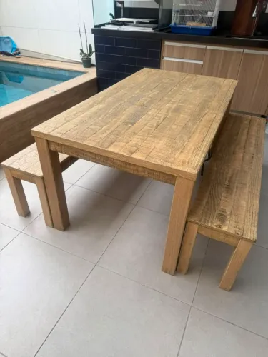 Mesa 6 lugares com 2 bancos em madeira maciça