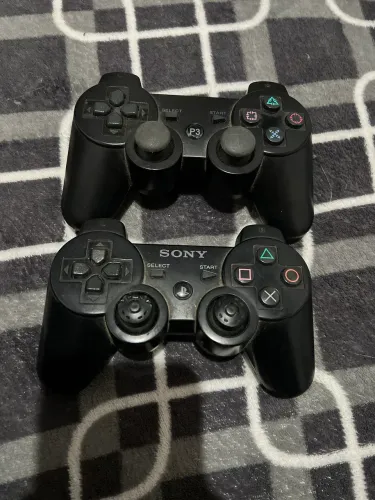 Dois controles quebrados PlayStation 3