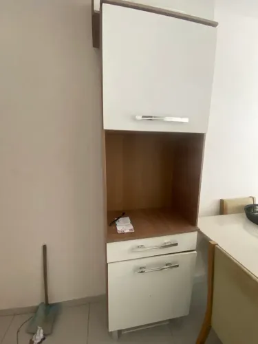 Armário alto com bastante espaço interno