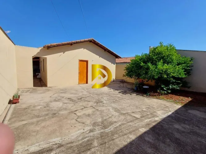Casa Residencial no Bairro BeijaFlor II | 2 Quartos (1 Suíte) | 3 Vagas | Quintal