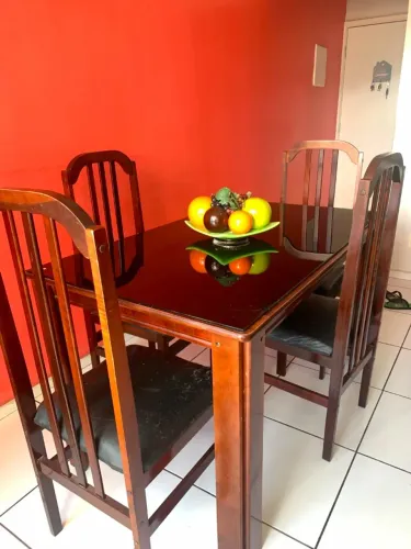 Mesa de Jantar de Madeira com Tampo de Vidro Temperado + 4 Cadeiras