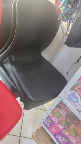 Cadeiras estilo escritório com perna de metal 