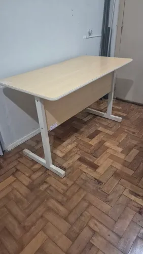 Mesa de escritório com gavetas