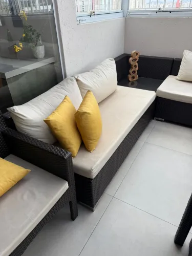 Sofá e mesa de centro de varanda ou piscina 