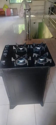 Vende-se um fogão 04 bocas elétrico em perfeitas condições, forno nunca usado.
