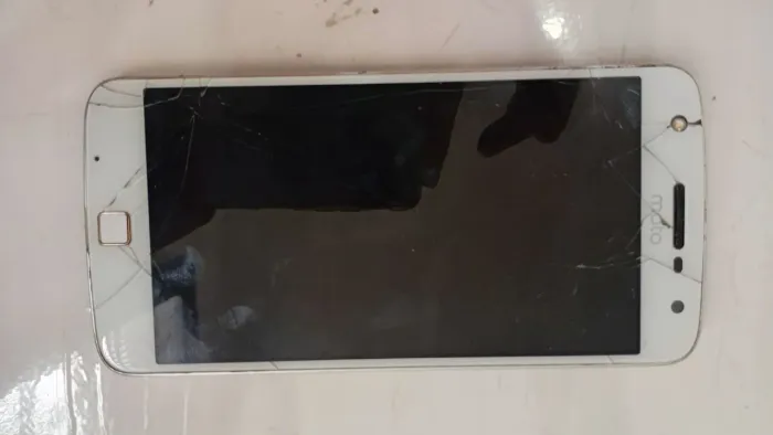 Celular moto Z play para retirada de peças. 
