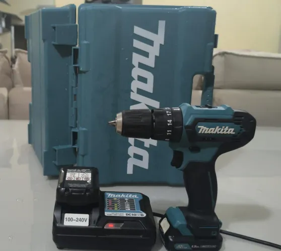 Parafusadeira/Furadeira, 12V Lítio com Carregador - 2 baterias e maletas Makita.