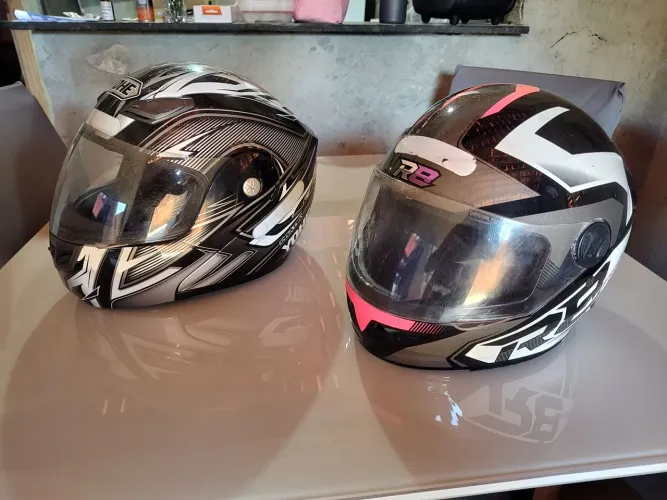 Vendo dois capacetes seminovos