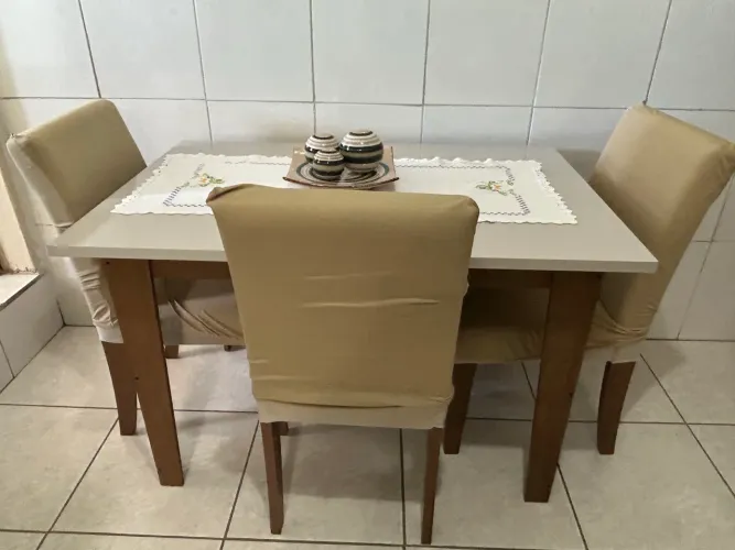 Mesa com capa impermeável nas cadeiras