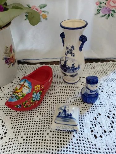 LOTE de 04 peças Holandesas.Tamanco verme. madeira, vaso em porcelana holandês,porta joias