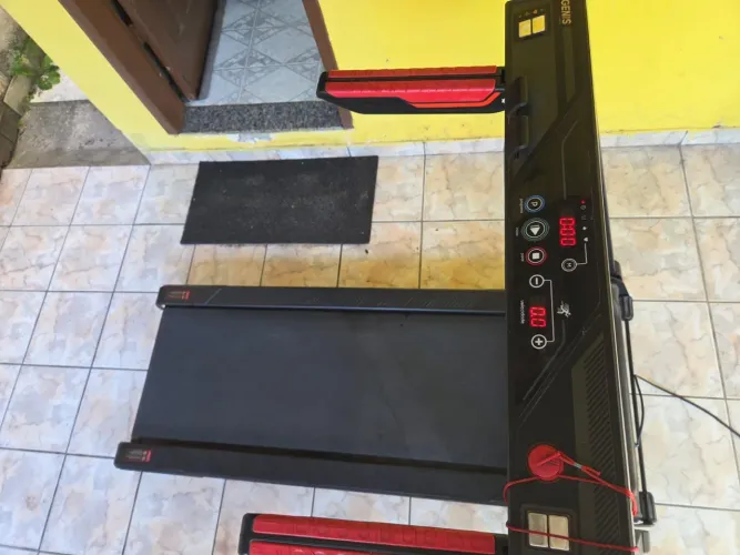 Esteira ergométrica dobrável Genis GT 1000, em perfeito estado.