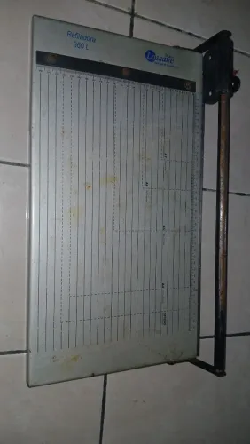 Vende-se guilhotina para cortar papel