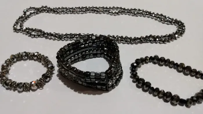 Kit bijuterias brilhosas hematita e miçangas chique festa
