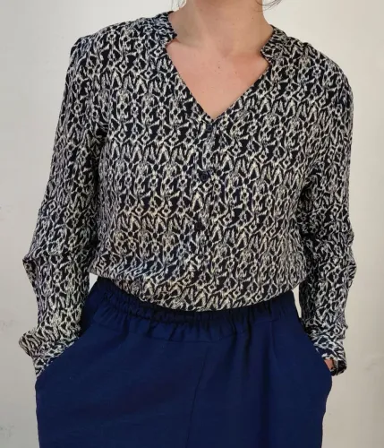 Camisa feminina estampada, social gola padre