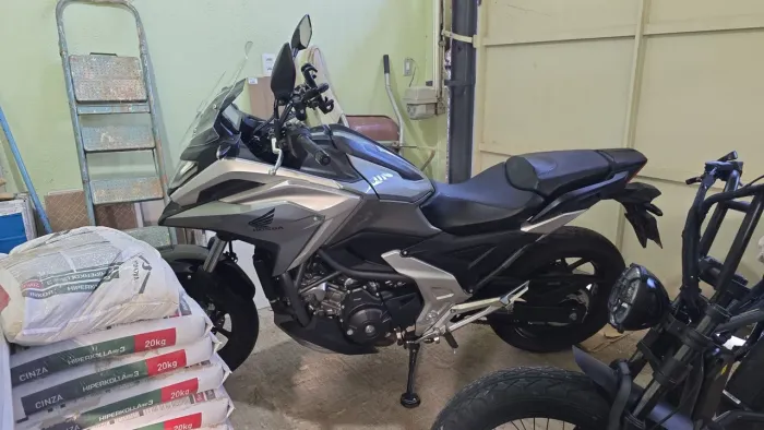 Vendo ou troco honda nc 750x prata 24/25 unico dono