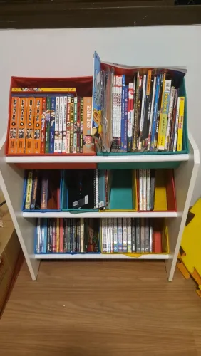 Mini estante de livros e brinquedos