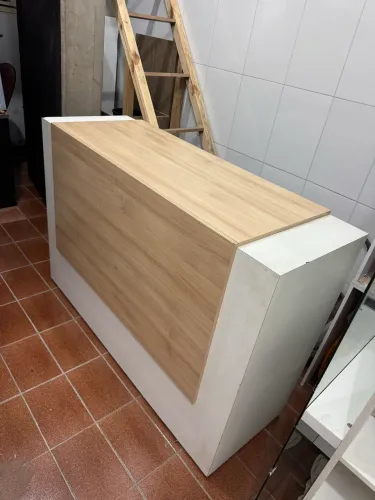 Balcao de atendimento com portas