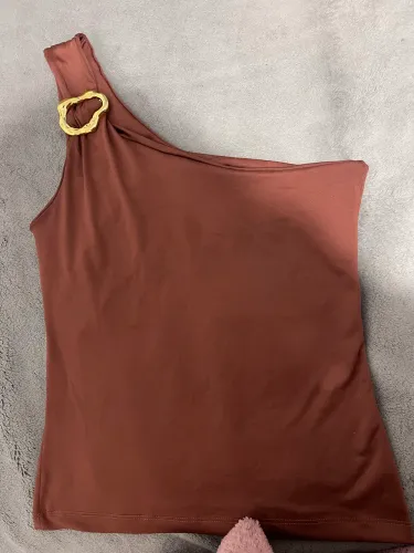 Blusa marrom com fivela dourada