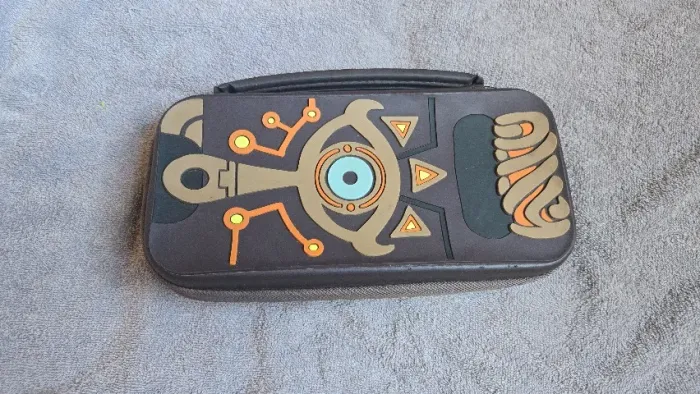 Nintendo Switch V2 + Case Zelda