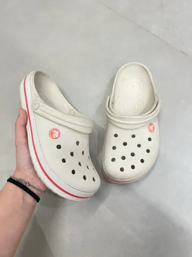 crocs original bege e rosa