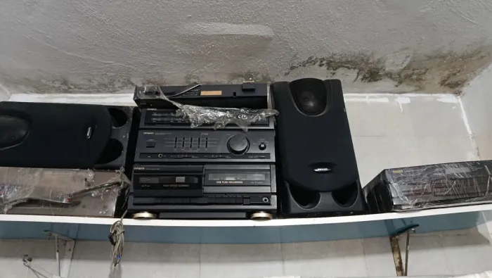 Aparelho de som vintage para restauro.