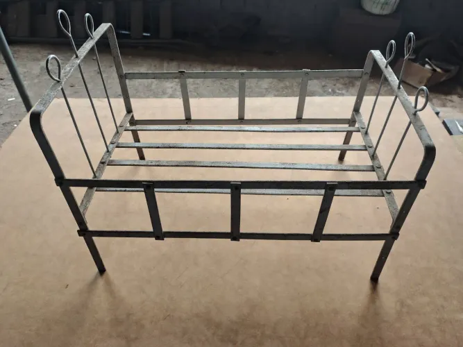 Berço antigo de bonecas