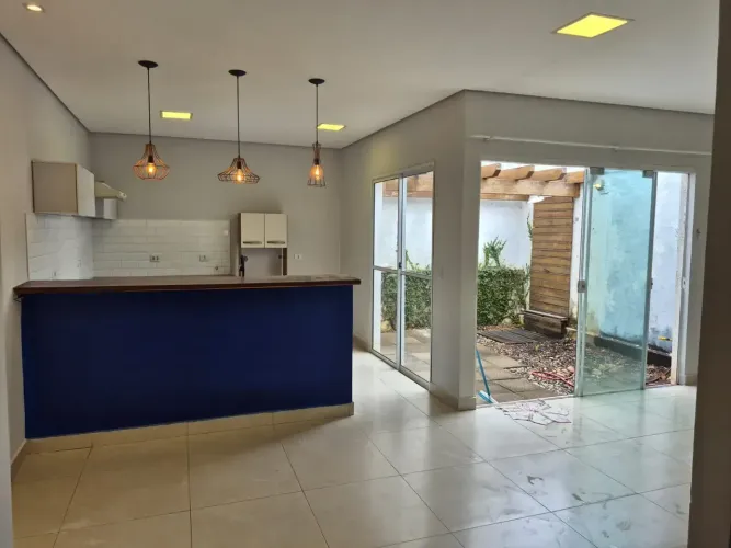 Casa térrea para alugar em condomínio com armários planejados e 2 quartos 1 suíte no jardi