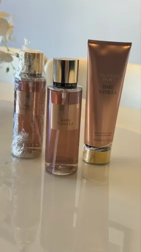body splash ou creme bare vanilla victoria secrets