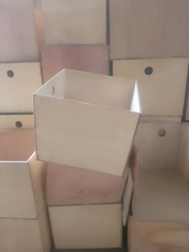 Caixa de madeira , blocos de madeiras folhas de madeiras vários tamanhos