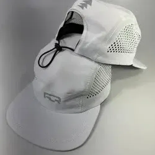 BONÉ THREE PANEL RUNNERS BRANCO (ABA FLEXÍVEL)