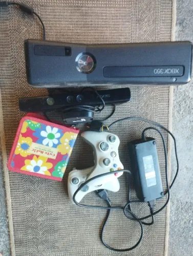 Xbox desbloqueado + Kinect + controles sem fio mais jogos.