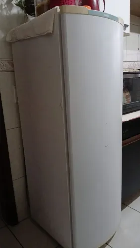 Vendo geladeira pailo em boas condições de uso