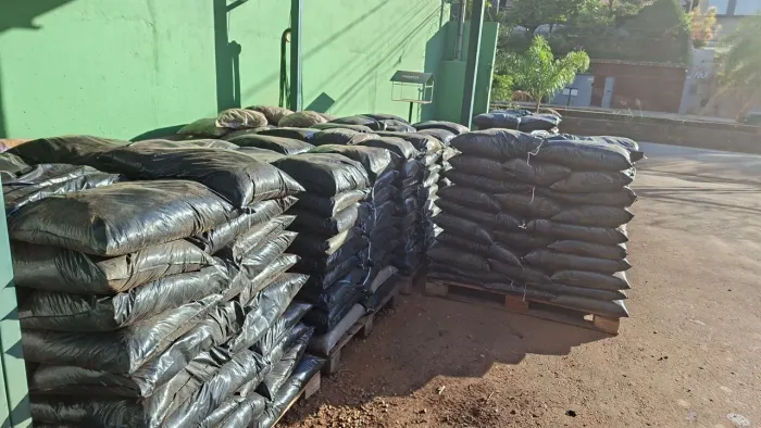 Terra vegetal adubada com 20 kg