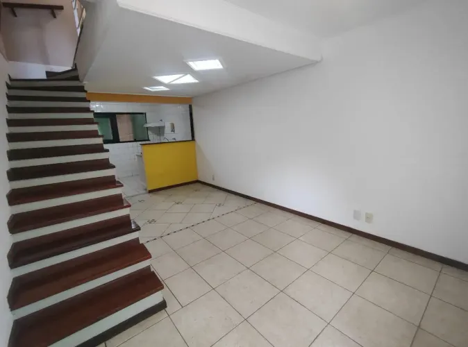 Belo Sobrado p/ Venda - 105 m² - 3 Dorms. - Jd. Guerreiro - Cotia/SP