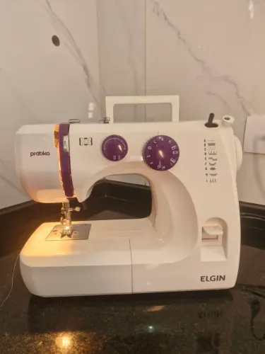 Máquina de costura Elgin pratika 127v 