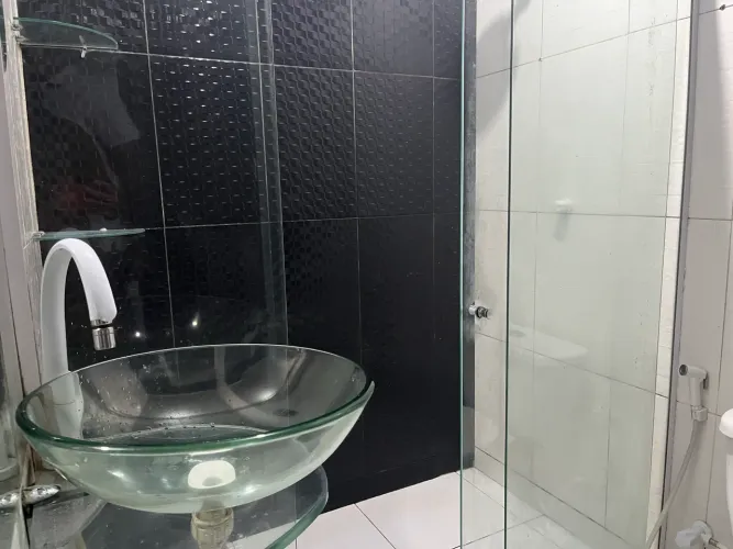 Casa com 2/4 e ponto comercial no Clima Bom