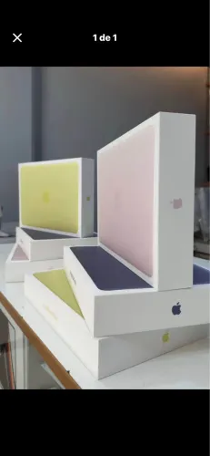 MacBook Neo Azul e Amarelo