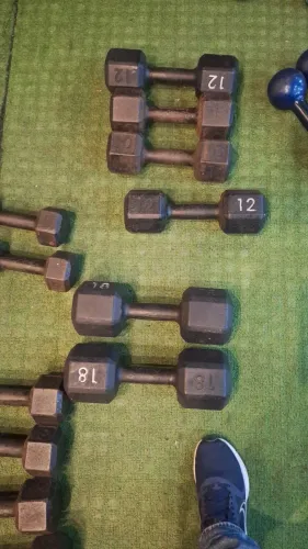 Dumbell de 8kg, unidade ( sem par), oportunidade  preço excelente. 