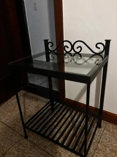 Mesa lateral / criado-mudo vintage em ferro e vidro