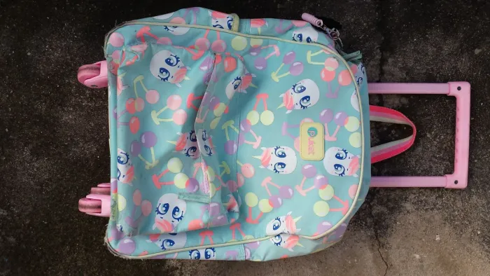 Mochila de rodinhas em bom estado. Entrego grátis