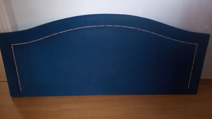 Cabeceira de cama de casa tamanho padrão na corl azul