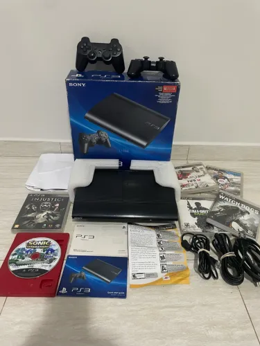 PS3 Super Slim na caixa 6 jogos, 2 controles