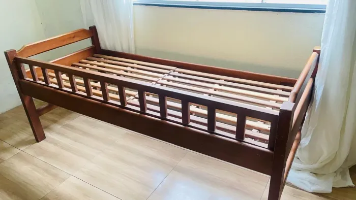 Cama madeira maciça de solteiro com aparador