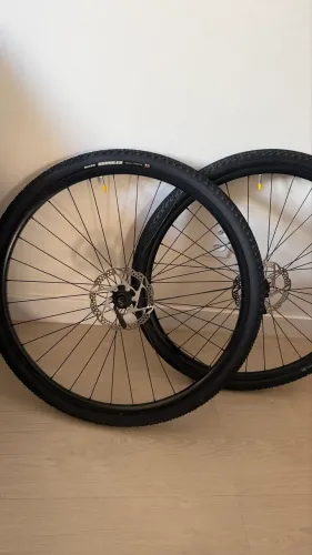 Rodas SHIMANO com pneus MAXXIS RAMBLER - 700X45C EXO PROTECTION