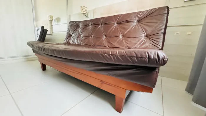 Sofá-Cama Casal em Madeira Maciça e Courino Marrom - Muito Conservado