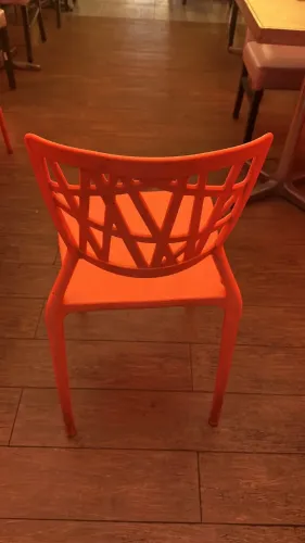Cadeira em polipropileno resistente, cor Laranja, ideal para áreas internas e ex